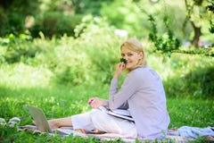 Управляя outdoors дела удаленный Женщина с ноутбуком сидит луг травы Самые лучшие работы работать удаленно повелительница 37 дел стоковое изображение Управляя outdoors дела удаленный Женщина с ноутбуком сидит луг травы Самые лучшие работы работать удаленно повелительница 37 дел стоковое изображение