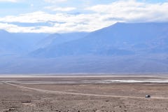 Управлять корабля самостоятельно в Death Valley стоковые изображения rf Управлять корабля самостоятельно в Death Valley стоковые изображения rf