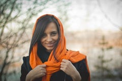 Усмехаясь девушка в оранжевом hijab в весне Дубай стоковые фото Усмехаясь девушка в оранжевом hijab в весне Дубай стоковые фото