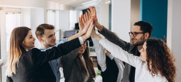 Усмехаясь и смеясь офис работая черно-белые люди и женщины стоя и давая высокие 5 друг к другу стоковые изображения Усмехаясь и смеясь офис работая черно-белые люди и женщины стоя и давая высокие 5 друг к другу стоковые изображения