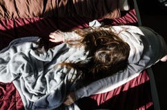 Уставшая женщина лежа в кровати стоковые фото Уставшая женщина лежа в кровати стоковые фото