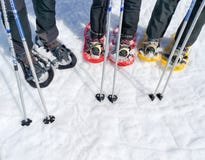 установите 3 пар snowshoes или ракеток снега и 2 поляков лыжи группы в составе люди спорта на снеге готовом для того чтобы идти н стоковое фото rf установите 3 пар snowshoes или ракеток снега и 2 поляков лыжи группы в составе люди спорта на снеге готовом для того чтобы идти н стоковое фото rf