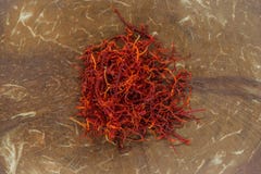 Шафран на естественной предпосылке шара коричневого цвета кокоса стоковое фото Шафран на естественной предпосылке шара коричневого цвета кокоса стоковое фото