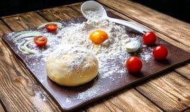 Шарик пиццы на плите гранита стоковое фото Шарик пиццы на плите гранита стоковое фото