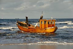 Шлюпка Fisher на пляже острова Usedom стоковое изображение rf Шлюпка Fisher на пляже острова Usedom стоковое изображение rf