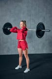 Штанга красивой женщины фитнеса поднимаясь Весы Sporty женщины поднимаясь Подходящая девушка работая мышцы здания стоковое изображение Штанга красивой женщины фитнеса поднимаясь Весы Sporty женщины поднимаясь Подходящая девушка работая мышцы здания стоковое изображение