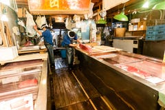 Токио, Япония - 15-ое января 2010: Рано утром в рыбном базаре Tsukiji Работники подготавливая свежий тунца для продажи стоковые фотографии rf Токио, Япония - 15-ое января 2010: Рано утром в рыбном базаре Tsukiji Работники подготавливая свежий тунца для продажи стоковые фотографии rf