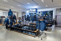 ТОКИО, ЯПОНИЯ - 5-ОЕ ФЕВРАЛЯ 2019: Интерьер магазина ЗАЗОРА зоны Ginza Токио япония стоковая фотография rf ТОКИО, ЯПОНИЯ - 5-ОЕ ФЕВРАЛЯ 2019: Интерьер магазина ЗАЗОРА зоны Ginza Токио япония стоковая фотография rf