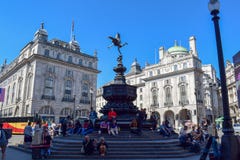 Толпить цирк Picadilly в Лондоне на летний день стоковая фотография Толпить цирк Picadilly в Лондоне на летний день стоковая фотография