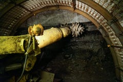 Тоннель современной машины сверля в утесе стоковое фото rf Тоннель современной машины сверля в утесе стоковое фото rf