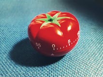Таймер Pomodoro - таймер кухни механического томата форменный для варить или изучать стоковые изображения rf Таймер Pomodoro - таймер кухни механического томата форменный для варить или изучать стоковые изображения rf