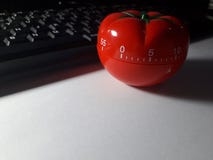 Таймер Pomodoro - таймер кухни механического томата форменный для варить или изучать стоковые изображения rf Таймер Pomodoro - таймер кухни механического томата форменный для варить или изучать стоковые изображения rf