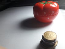 Таймер Pomodoro - таймер кухни механического томата форменный для варить или изучать стоковое фото rf Таймер Pomodoro - таймер кухни механического томата форменный для варить или изучать стоковое фото rf