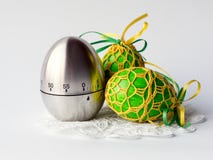 Таймер яйца и пасхальные яйца стоковые фото Таймер яйца и пасхальные яйца стоковые фото