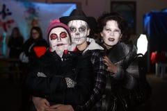 Танец танцев молодой женщины с вентилятором огня в ее руке стоковые фотографии rf Танец танцев молодой женщины с вентилятором огня в ее руке стоковые фотографии rf