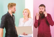 творческая команда Создаваться содержания работы маркетинга интернета команды Социальные средства массовой информации выходя кома стоковая фотография rf творческая команда Создаваться содержания работы маркетинга интернета команды Социальные средства массовой информации выходя кома стоковая фотография rf