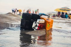 Тележка игрушки помытая на берег стоковые изображения Тележка игрушки помытая на берег стоковые изображения