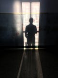 Тень стоящего человека на стене стоковое фото Тень стоящего человека на стене стоковое фото
