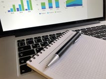 Тетрадь с ручкой на клавиатуре ноутбука стоковые фотографии rf Тетрадь с ручкой на клавиатуре ноутбука стоковые фотографии rf