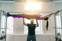 Технология Kinesis, kinesitherapy, здоровый образ жизни Молодая женщина делая тренировки реабилитации с личным использованием инс стоковое изображение rf Технология Kinesis, kinesitherapy, здоровый образ жизни Молодая женщина делая тренировки реабилитации с личным использованием инс стоковое изображение rf
