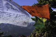 Тибетские флаги на ветре collor обоев горы стоковое фото Тибетские флаги на ветре collor обоев горы стоковое фото