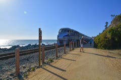 Тихий океан поезд Surfliner в побережье США Калифорния стоковая фотография rf Тихий океан поезд Surfliner в побережье США Калифорния стоковая фотография rf