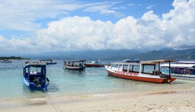 Туристские шлюпки ждать на моле в Lombok стоковое изображение rf Туристские шлюпки ждать на моле в Lombok стоковое изображение rf