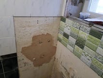 Труба пропилена puttied в стене - водопроводном кране стоковые фото Труба пропилена puttied в стене - водопроводном кране стоковые фото