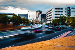 Фото нерезкости движения автомобилей приходя в Tuscon, Аризону стоковые фото Фото нерезкости движения автомобилей приходя в Tuscon, Аризону стоковые фото