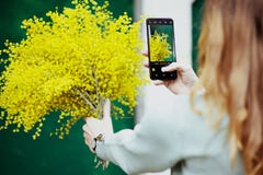 Фотоснимки девушки ее букет по телефону, изображению, технологии, празднику стоковая фотография rf Фотоснимки девушки ее букет по телефону, изображению, технологии, празднику стоковая фотография rf