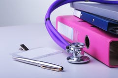 Файл папки, стетоскоп и рецепт RX на столе запачканная предпосылка стоковое фото Файл папки, стетоскоп и рецепт RX на столе запачканная предпосылка стоковое фото