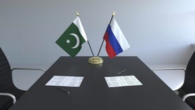 Флаги Пакистана и России и бумаги на таблице Переговоры и подписание международного соглашения Схематическое 3D бесплатная иллюстрация Флаги Пакистана и России и бумаги на таблице Переговоры и подписание международного соглашения Схематическое 3D бесплатная иллюстрация