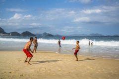 Футбол на пляже Copacabana, Рио-де-Жанейро, Бразилии стоковые изображения rf Футбол на пляже Copacabana, Рио-де-Жанейро, Бразилии стоковые изображения rf