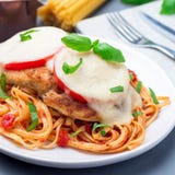 Цыпленок caprese с сыром томата и моццареллы, который служат с linguine, соусом для пасты томата и базиликом, квадратным форматом стоковые фотографии rf Цыпленок caprese с сыром томата и моццареллы, который служат с linguine, соусом для пасты томата и базиликом, квадратным форматом стоковые фотографии rf