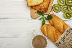 Чашка кофе, свежий хлеб, тост на белой древообразной предпосылке Хлеб завтрака утра свежий с чашкой кофе Взгляд от abo стоковые фото Чашка кофе, свежий хлеб, тост на белой древообразной предпосылке Хлеб завтрака утра свежий с чашкой кофе Взгляд от abo стоковые фото