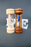 человек hourglass часов предпосылки обнимая серый покрасил супоросых женщин живота песка Параллельные миры существуют в то же вре стоковые фотографии rf человек hourglass часов предпосылки обнимая серый покрасил супоросых женщин живота песка Параллельные миры существуют в то же вре стоковые фотографии rf