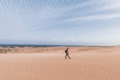 Человек идя outdoors в Фуэртевентуру, Испанию стоковые фото Человек идя outdoors в Фуэртевентуру, Испанию стоковые фото