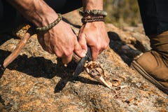 Человеческие руки высекая деревянную ручку с ножом в природе стоковая фотография rf Человеческие руки высекая деревянную ручку с ножом в природе стоковая фотография rf