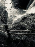 Черно-белое изображение поручня шнура и лестницы утеса на падениях Kaminaridaki стоковое изображение Черно-белое изображение поручня шнура и лестницы утеса на падениях Kaminaridaki стоковое изображение