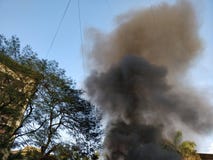 Черный дым приходя из здания горящего стоковое изображение Черный дым приходя из здания горящего стоковое изображение