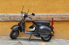 Черный мотоцикл Vespa в Сиене, Италии стоковые фото Черный мотоцикл Vespa в Сиене, Италии стоковые фото