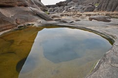 Чистая вода с каменным отражением в круглом пруде каньона стоковое фото rf Чистая вода с каменным отражением в круглом пруде каньона стоковое фото rf