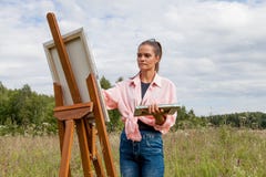 Художник красит изображение в поле стоковые фотографии rf Художник красит изображение в поле стоковые фотографии rf