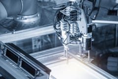 Робототехническая польза руки в производственной линии электроники со световым эффектом стоковое фото Робототехническая польза руки в производственной линии электроники со световым эффектом стоковое фото