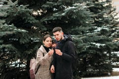 Романтичная молодая пара имеет потеху outdoors в зиме перед рождеством со светами Бенгалии стоковые изображения Романтичная молодая пара имеет потеху outdoors в зиме перед рождеством со светами Бенгалии стоковые изображения