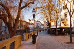 Романтичные улица и городской пейзаж nabrezje Cankarjevo городка Любляны старого стоковые изображения rf Романтичные улица и городской пейзаж nabrezje Cankarjevo городка Любляны старого стоковые изображения rf