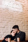 Радостные любящие молодые пары отдыхая в кафе стоковая фотография rf Радостные любящие молодые пары отдыхая в кафе стоковая фотография rf