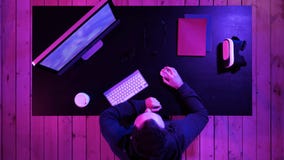 Радостный парень gamer играя видеоигры на компьютере и показывая большой палец руки до камеры стоковое изображение rf Радостный парень gamer играя видеоигры на компьютере и показывая большой палец руки до камеры стоковое изображение rf