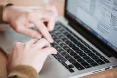 Работа на компьтер-книжке стоковое изображение Работа на компьтер-книжке стоковое изображение