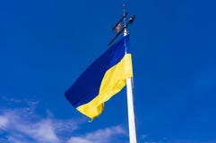 Развевая флаг Украины против голубого неба стоковая фотография Развевая флаг Украины против голубого неба стоковая фотография